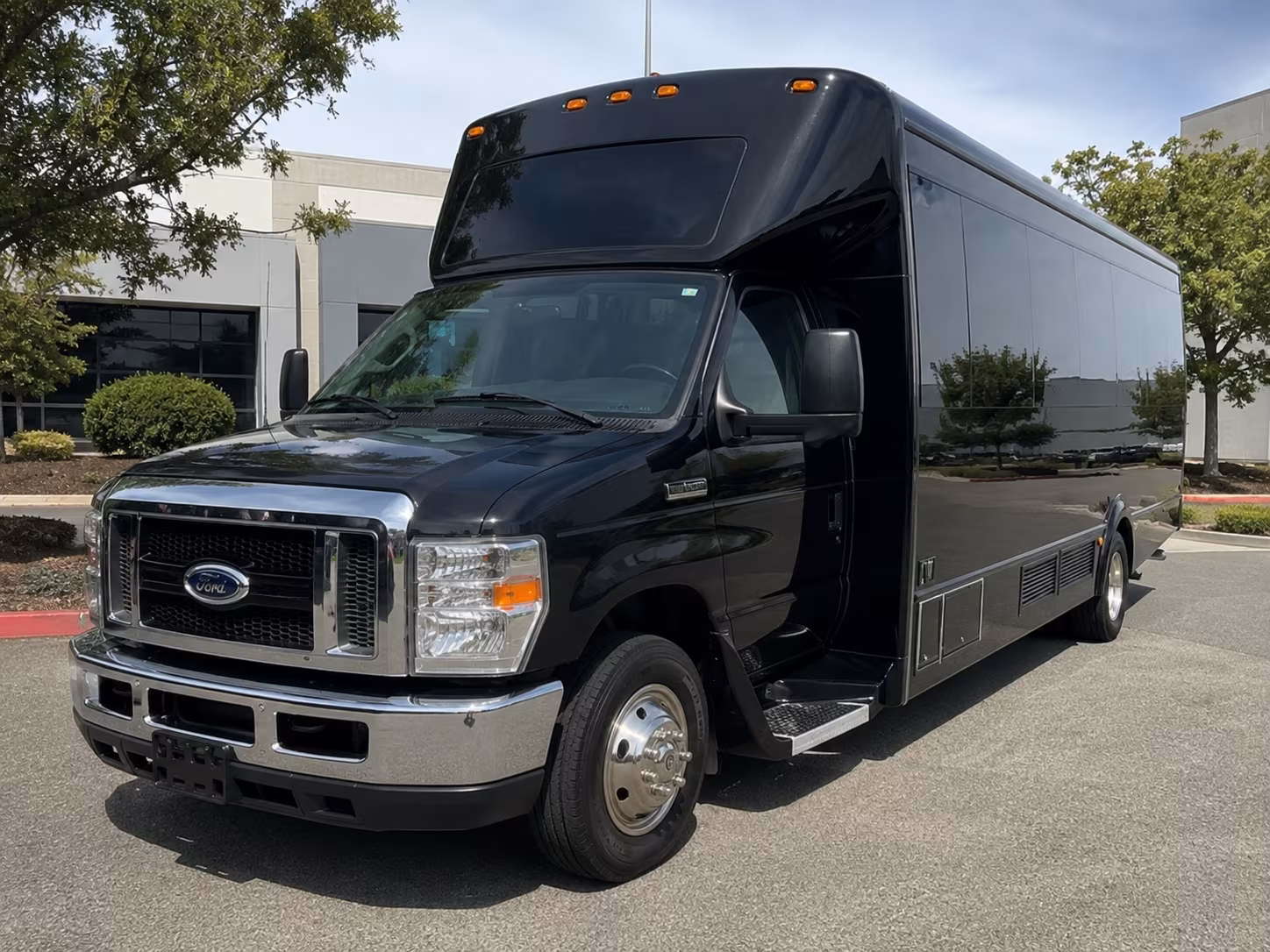 Omaha wedding party bus shuttle ready for guests